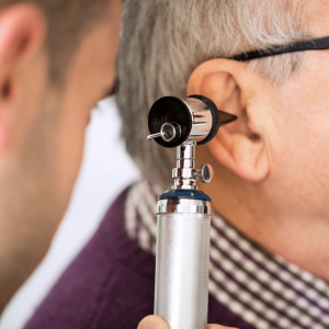 Domácí léčba zánětu středního ucha: Kdy je a kdy není vhodná?