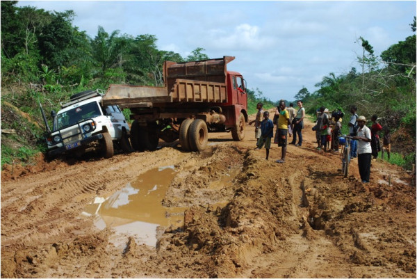 V období dešťů je v tropech svízelná přeprava léků – zde foto z Demokratické Republiky Kongo, z místa nedaleko rovníku. Místní řidiči si však se situací umí výborně poradit.