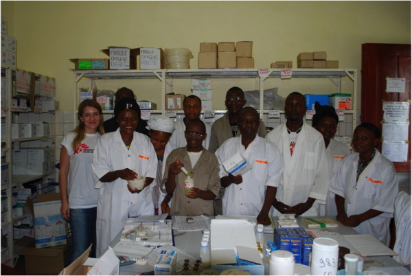 Můj nemocniční lékárenský tým v Demokratické republice Kongo. Nikdy jsem se kromě nemocniční lékárny v IKEMU, neměla tak bezvadné kolegy jako tady. 