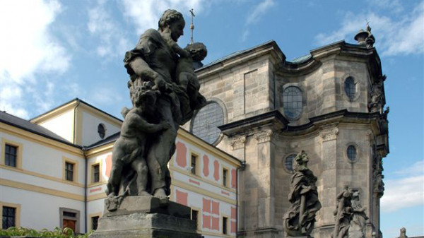 České farmaceutické muzeum sídlí v objektu Hospitalu Kuks, který byl na začátku 18. století vybudován k péči o nemocné a přestárlé muže.